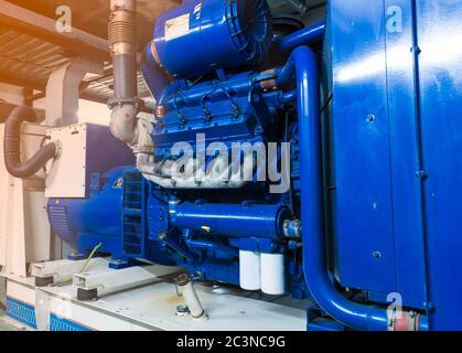 Gros plan de couleur bleue du générateur diesel et du système de filtre à carburant en usine. Banque D'Images