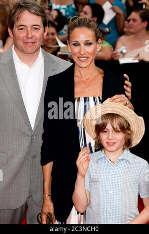 (G-D) Matthew Broderick et Sarah Jessica Parker posent avec leur fils James Broderick Banque D'Images