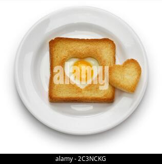 Œuf dans un trou de pain puis toast qui est également connu sous le nom d'oeuf dans le panier. Banque D'Images