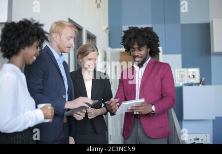Groupe de partenaires d'affaires divers ayant réussi une réunion d'affaires dans un bureau moderne Banque D'Images