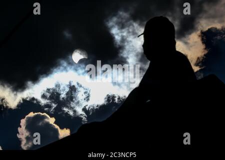 Manille. 21 juin 2020. Un homme regarde l'éclipse solaire partielle à Manille, aux Philippines, le 21 juin 2020. Crédit: Rouelle Umali/Xinhua/Alay Live News Banque D'Images