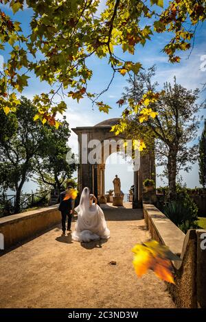 14 octobre 2018 - Ravello, Campanie, Italie - deux jeunes jeunes mariés amoureux, font la photo à Villa Cimbrone, sur la côte amalfitaine. Juste marié, à Banque D'Images