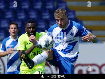 Darmstadt, Allemagne. 21 juin 2020. Football: 2ème Bundesliga, Darmstadt 98 - SV Wehen Wiesbaden, 33ème jour de match: Felix Platte (r) de Darmstadt dans un duel avec Paterson Chato (l) de Wiesbaden. Crédit : Hasan Bratic/dpa - REMARQUE IMPORTANTE : Conformément aux règlements de la DFL Deutsche Fußball Liga et de la DFB Deutscher Fußball-Bund, il est interdit d'exploiter ou d'exploiter dans le stade et/ou à partir du jeu pris des photos sous forme d'images de séquence et/ou de séries de photos de type vidéo./dpa/Alay Live News Banque D'Images