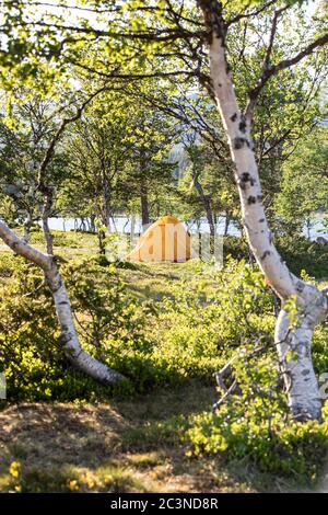 Camping au bord d'un lac en suédois 'fjällen' Banque D'Images
