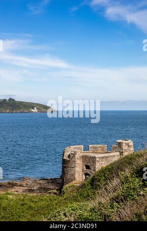Little Dennis, Pendennis point, Cornouailles avec le phare de St Anthony en arrière-plan; partie du château de Pendennis construit par Henry XVIII en 1542 Banque D'Images
