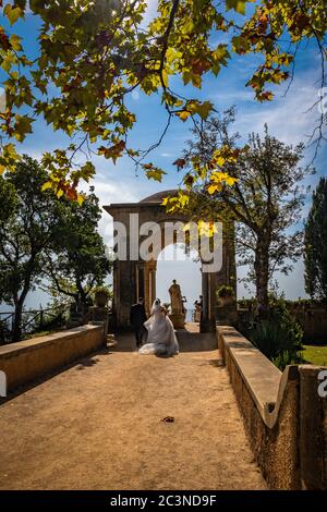 14 octobre 2018 - Ravello, Campanie, Italie - deux jeunes jeunes mariés amoureux, font la photo à Villa Cimbrone, sur la côte amalfitaine. Juste marié, à Banque D'Images