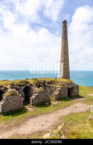 Mines de Botallack, St Justes. Chambres et cheminée de calciner brut utilisées pour l'extraction de l'arsenic du minerai de la mine. Banque D'Images