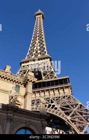 LAS VEGAS, NV -6 JUIN 2020 - vue sur la réplique de la Tour Eiffel à l'hôtel Paris Las Vegas et casino situé sur le Strip dans le centre de Las Vegas, United Banque D'Images