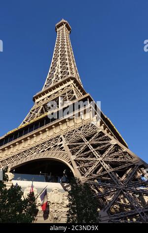 LAS VEGAS, NV -6 JUIN 2020 - vue sur la réplique de la Tour Eiffel à l'hôtel Paris Las Vegas et casino situé sur le Strip dans le centre de Las Vegas, United Banque D'Images