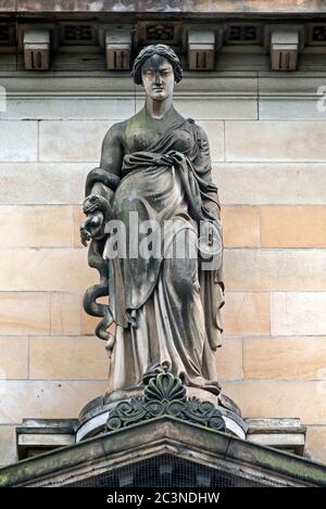 La statue en pierre d'Hygeia sur la façade du Royal College of Physicians of Edinburgh (RCPE) à Queen Street, Edimbourg, Écosse, Royaume-Uni. Banque D'Images