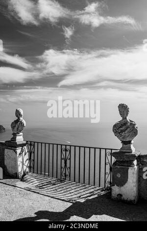 14 octobre 2018 - Ravello, Campanie, Italie - le panorama spectaculaire qui peut être admiré de la terrasse de l'infini, dans la Villa Cimbrone, sur le Banque D'Images