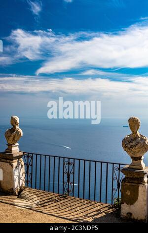 14 octobre 2018 - Ravello, Campanie, Italie - le panorama spectaculaire qui peut être admiré de la terrasse de l'infini, dans la Villa Cimbrone, sur le Banque D'Images