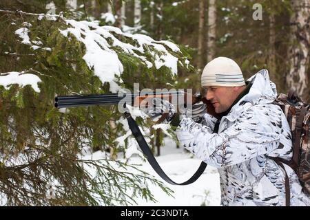 chasseur en camouflage sur la chasse d'hiver Banque D'Images