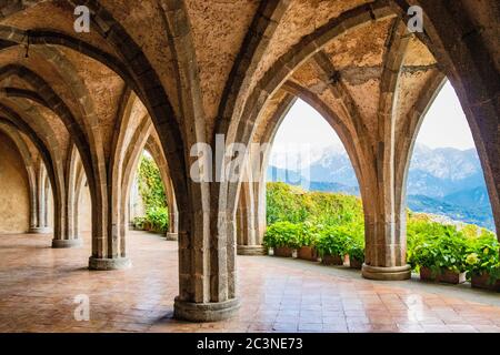 14 octobre 2018 - Ravello, Campanie, Italie - la crypte de la Villa Cimbrone, avec des colonnes et un jardin. Sur la côte amalfitaine. Banque D'Images