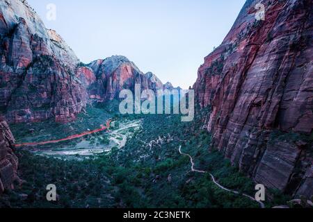 Vue panoramique de Zion Canyon pittoresque dans le magnifique coucher de soleil au crépuscule après twilight, Zion National Park, Springdale, dans le sud-ouest de l'Utah, USA Banque D'Images