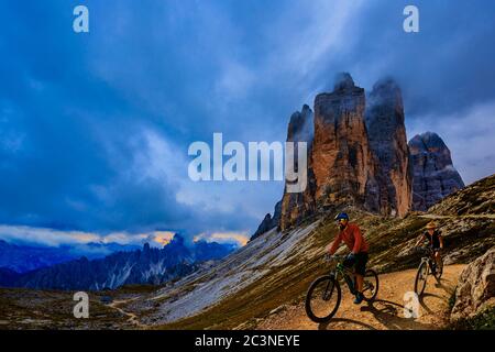 Aventure en plein air à vélo dans les Dolomites. Femme et homme à vélo sur des VTT électriques dans le paysage des Dolomites. Couple de vélo MTB endoro Trail trac Banque D'Images