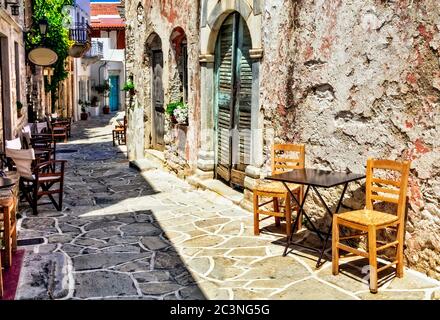 Grèce traditionnelle. Cafés-bars typiques de la rue. Village de Halki. Île de Naxos, Cycades. Banque D'Images