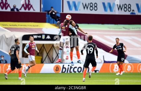 Keinan Davis (à gauche) et Andreas Christensen, de Chelsea, se battent pour le bal dans les airs lors du match de la Premier League à Villa Park, Birmingham. Banque D'Images