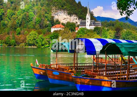 Magnifique lac Bled en Slovénie - l'un des plus beaux d'Europe. Excursion en bateau traditionnel en bois Banque D'Images