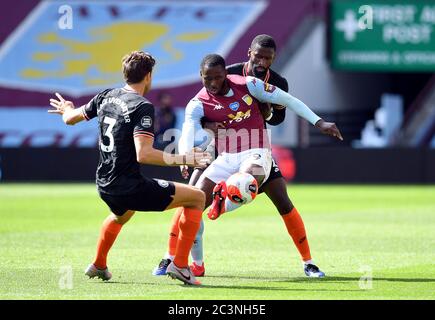 Keinan Davis de Aston Villa et Antonio Rudiger de Chelsea (à droite) se battent pour le ballon lors du match de la Premier League à Villa Park, Birmingham. Banque D'Images