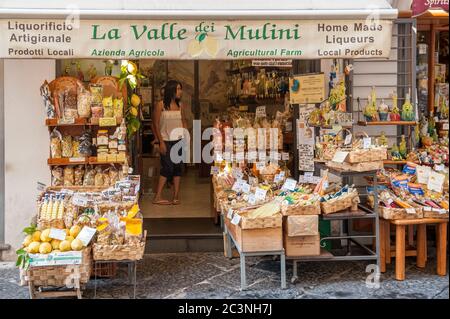 Scène urbaine d'Amalfi avec un magasin local. Amalfi et la côte pittoresque d'Amalfi est une destination touristique majeure en Italie. Banque D'Images