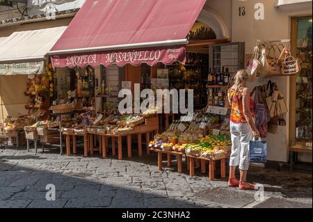 Scène urbaine d'Amalfi avec un magasin local. Amalfi et la côte pittoresque d'Amalfi est une destination touristique majeure en Italie. Banque D'Images