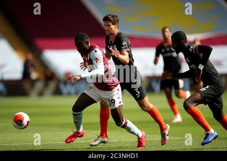 Keinan Davis, de la Villa Aston, s'éloigne de Marcos Alonso, de Chelsea, lors du match de la Premier League à Villa Park, Birmingham. Banque D'Images