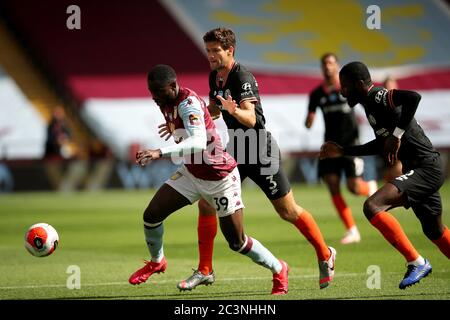 Keinan Davis, de la Villa Aston, s'éloigne de Marcos Alonso, de Chelsea, lors du match de la Premier League à Villa Park, Birmingham. Banque D'Images