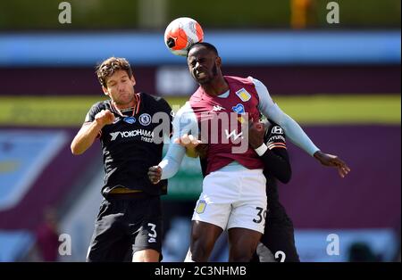 Marcos Alonso de Chelsea (à gauche) et Keinan Davis de Aston Villa se battent pour le ballon dans les airs lors du match de la Premier League à Villa Park, Birmingham. Banque D'Images