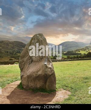 Vue sur les Monaliths du cercle de pierres de Castlerigg néogothique et le Lake District, en Angleterre, construit vers 2500 av. J.-C. Le cercle de pierres de Castlerigg a été construit vers 450 Banque D'Images