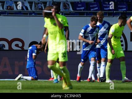 Darmstadt, Allemagne. 21 juin 2020. Football: 2ème Bundesliga, Darmstadt 98 - SV Wehen Wiesbaden, 33ème jour de match: Seung-ho Paik (l) de Darmstadt est heureux de son but pour le 2:1. Crédit : Hasan Bratic/dpa - REMARQUE IMPORTANTE : Conformément aux règlements de la DFL Deutsche Fußball Liga et de la DFB Deutscher Fußball-Bund, il est interdit d'exploiter ou d'exploiter dans le stade et/ou à partir du jeu pris des photos sous forme d'images de séquence et/ou de séries de photos de type vidéo./dpa/Alay Live News Banque D'Images