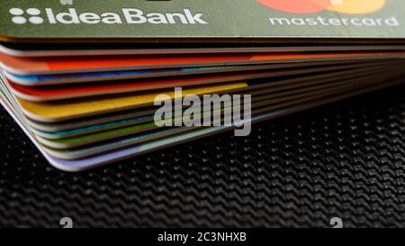 Lviv, Ukraine - 26 Avril 2019 : Pile de cartes de crédit colorés de la banque ukrainienne intitulé IdeaBank 2020 Banque D'Images