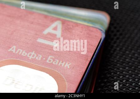 Lviv, Ukraine - 26 Avril 2019 : Pile de cartes de crédit colorés de la banque ukrainienne intitulé AlfaBank 2020 Banque D'Images