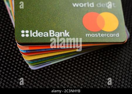 Lviv, Ukraine - 26 Avril 2019 : Pile de cartes de crédit colorés de la banque ukrainienne intitulé IdeaBank 2020 Banque D'Images