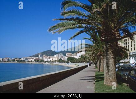 Images numérisées d'archives d'une Corse passée. La plage et le front de mer à Ajaccio 1980 Banque D'Images