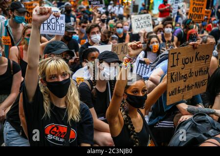 Les manifestants tiennent des écriteaux pendant la manifestation. Les centièmes démontreront à New York contre le fasciste KKKKAMPAIN du président Trump et la vie noire a son importance le dix-septième week-end. Les manifestants continuent de marcher contre la brutalité policière et l'injustice raciale dans toute l'Amérique. Banque D'Images