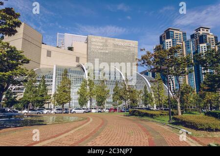 Busan, Corée du Sud 15 septembre 2019 : vue sur la façade du complexe du grand magasin Shinsegae depuis le parc de l'APEC Naru par temps ensoleillé Banque D'Images