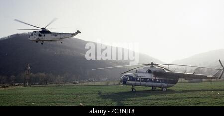 11 mars 1994 pendant la guerre en Bosnie : près de Vitez, un hélicoptère HC4 du roi de mer de la Royal Navy prend son envol devant un hélicoptère HVO (Croate bosniaque) Mil mi-8MTV-1 HIP. Banque D'Images