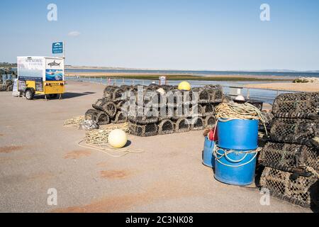 Kiosque de pêche au maquereau avec pots de homard, pots de crabe et matériel de pêche sur le quai de Mudeford, Christchurch Banque D'Images