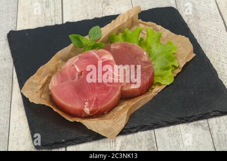 Raw tuna steak ronde prêt pour grill Banque D'Images