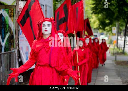 Berlin, Allemagne. 21 juin 2020. Les membres de la « Brigade de la rébellion rouge » participent à une marche de protestation à la fin de la semaine nationale d'action de la rébellion extinction du mouvement de protection de l'environnement. Credit: Christoph Soeder/dpa/Alay Live News Banque D'Images