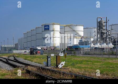 port de rotterdam, pays-bas - 2020.06.17: hes international botlek terminal et pakhoed chemiehaven terminal -- [credit: joachim affeld Banque D'Images