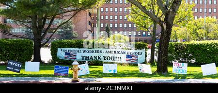 West Isp, New York, Etats-Unis - 13 mai 2020: Signes remerciant les infirmières, les médecins et tous les travailleurs essentiels devant le Good Samaritan Hospital pendant COVID Banque D'Images