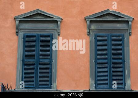 Détails de l'extérieur des bâtiments typiquement italiens à Lucca, Toscane, Italie. Banque D'Images