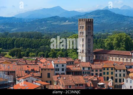 Vue aérienne de la petite ville médiévale de Lucques, Toscane Toscana , Italie, Europe. Vue depuis la tour Guinigi Banque D'Images