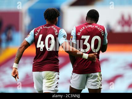 Tyrone Mings (à gauche) et Kortney Hause, à l'occasion du match de la première Ligue à Villa Park, Birmingham. Banque D'Images