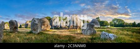 Vue des monolithes de pierres sur pied néolithiques de Carnac, alignements du Kermario, un site préceltique de pierres sur pied , 4500 à 2000 av. J.-C., Banque D'Images