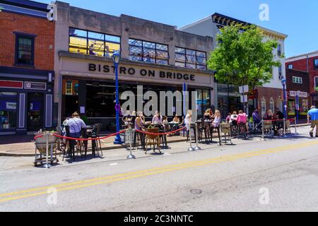 Phoenixville, PA, USA - 14 juin 2020 : la distanciation sociale et le dîner sur la rue principale sont exposés, car une fermeture de rue est efficace pour les plus pédalos Banque D'Images