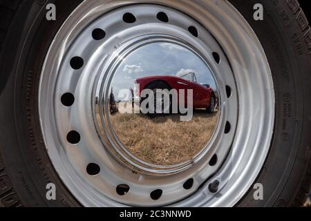 Le reflet d'une voiture Austin Healey 300 classique se reflète dans le chapeau de moyeu d'une Morgan plus 4 classique CARE Angleterre Banque D'Images