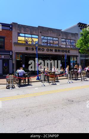 Phoenixville, PA, USA - 14 juin 2020 : la distanciation sociale et le dîner sur la rue principale sont exposés, car une fermeture de rue est efficace pour les plus pédalos Banque D'Images